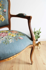Antieke barok fauteuil met bloemen bekleding. Houten vintage Queen Ann stoel.