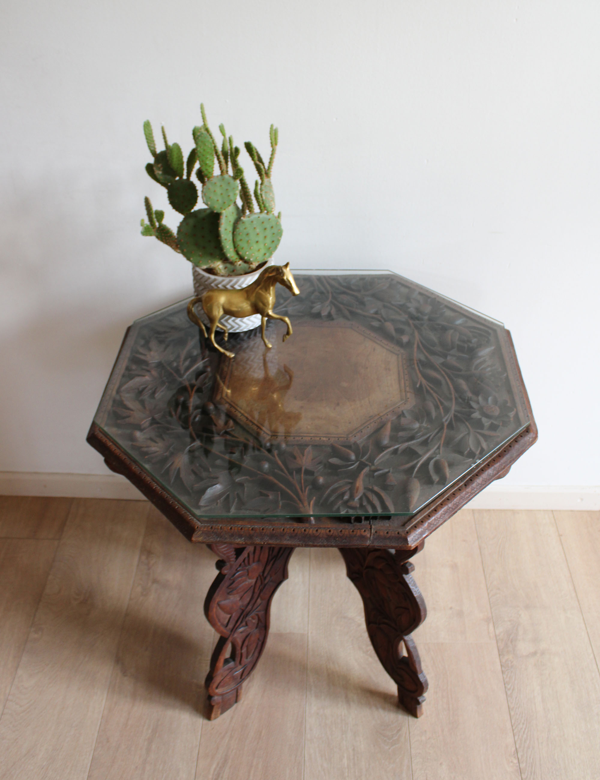 Prachtig Oosters tafeltje met houtsnijwerk. Houten vintage Boho bijzet tafel.