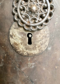 Antieke kluis zonder sleutel. Zware vintage brandkast, ijzer