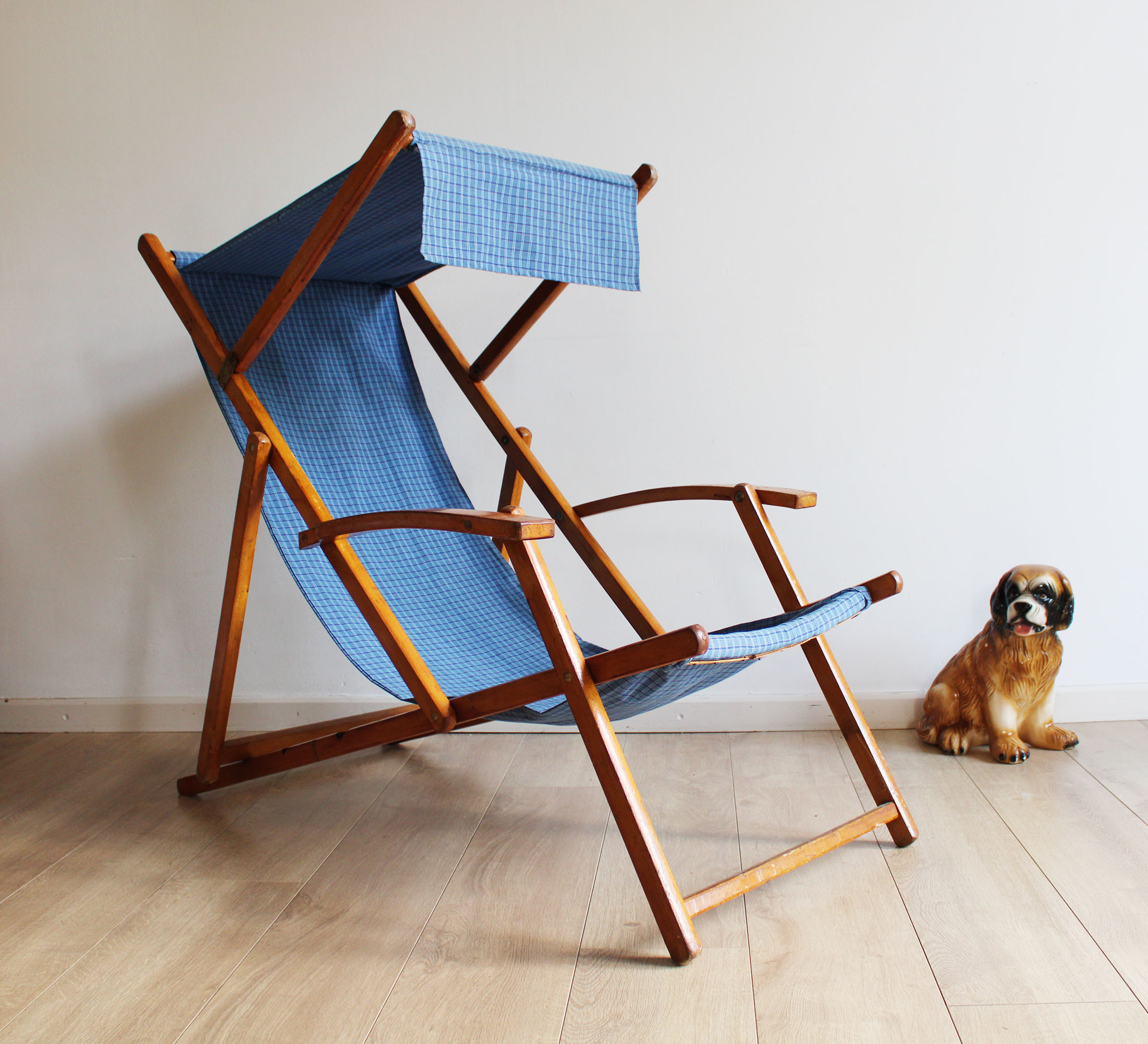 Houten vintage strandstoel met blauwe bekleding. Retro tuinstoel