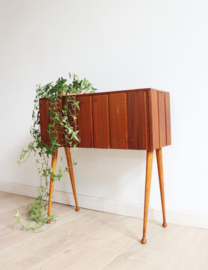 Houten vintage plantenbak. Mid-Century retro bloembak
