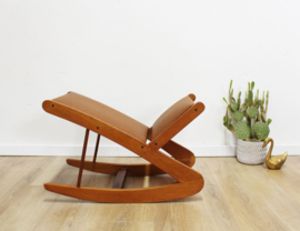 Houten retro schommelbankje . Vintage voetenbankje bruine bekleding.