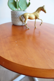 Ronde vintage bijzettafel met massief houten blad. Retro salontafeltje