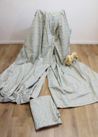 Set bloemetjes gordijnen met sprei -  Pippa -  A Sanderson Fabric. Twee vintage overgordijnen