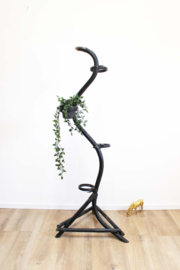 Vintage rotan plantenstandaard. Zwarte retro bamboe 'slang' voor plantjes