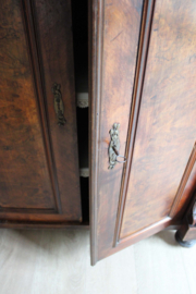 Antieke houten meidenkast. Vintage kast met brede lade en sierlijk beslag.
