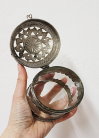 Glazen vintage bakje met zilverkleurig omhulsel. Oud potje met deksel