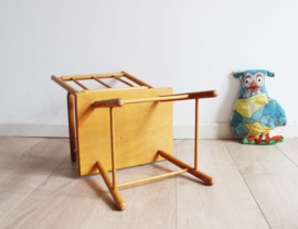Koddig houten vintage kinder stoeltje met armleuningen.
