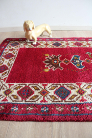 Handgemaakt boho vloerkleed in rood tinten. Vintage Smyrna tapijt.