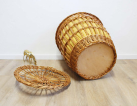 Vintage rotan mand met deksel. Rieten retro wasmand