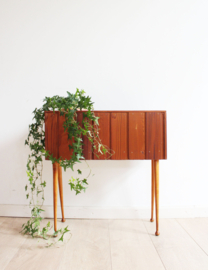 Houten vintage plantenbak. Mid-Century retro bloembak