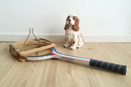 Houten retro tennisracket in regaal. Vintage Dunlop racket