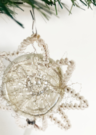 Antieke kerstbal met tinsel- Ster van Bethlehem. Glazen vintage deukbal