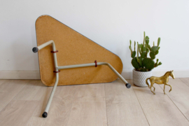 Houten vintage bijzettafel. Retro tafeltje met zwart/goud blad.