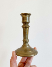 Messing kandelaartje. Goudkleurige (messing - brons?)  kaarsenhouder