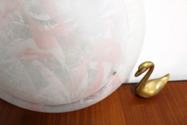 Grote glazen vintage plafondlamp. Roze retro lamp / plafonnière