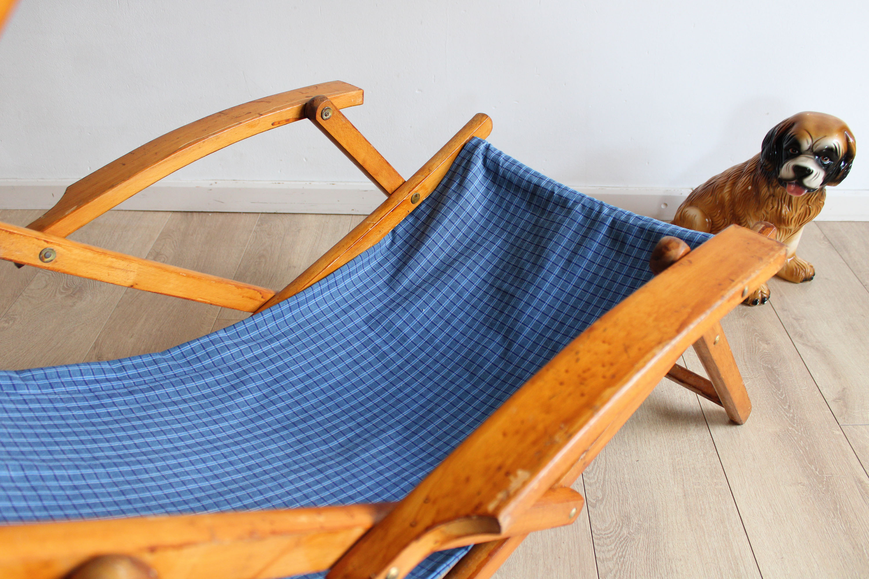 Houten vintage strandstoel met blauwe bekleding. Retro tuinstoel