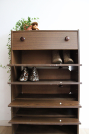 Hoge vintage schoenenkast. Retro ladekast met grote knoppen.