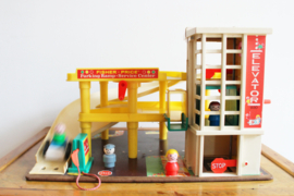 Vintage Fisher-Price garage met auto en 4 poppetjes. Origineel retro speelgoed.