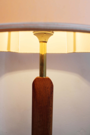 Houten vintage schemerlamp met beige kap. Scandinavische retro vloerlamp