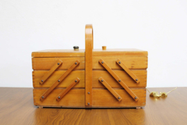 Houten vintage naaikistje. Retro knutsel kist / craft organizer