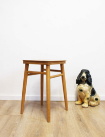 Houten vintage kruk. Tof retro krukje / tafeltje