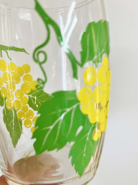 Klein vintage sapglaasje. Retro glas met fruit decor.