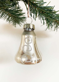 Glazen vintage kerstbal - belletje. Zilver retro kerstklokje.