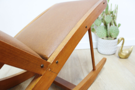 Houten retro schommelbankje . Vintage voetenbankje bruine bekleding.