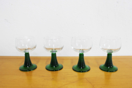Set vintage Luminarc wijnglazen op groene voet.  4 Retro moezel /roemer glaasjes
