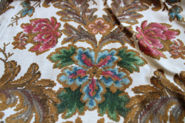 Set lange vintage overgordijnen. Twee retro gordijnen met bloemen