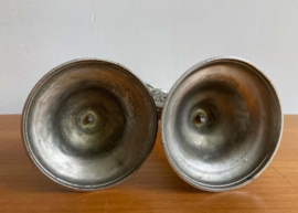 Set zilverkleurige vintage kandelaars. Twee antieke (?) kaarsen houders