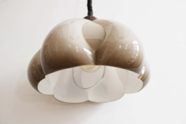 Toffe vintage lamp met kunststof kap. Retro design hanglamp
