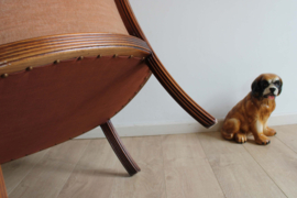 Vintage fauteuil bekleed met licht bruin velvet. Antieke velours stoel