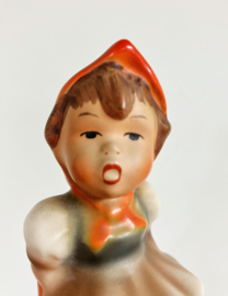 Keramieken meisje met paraplu en paddestoelen. Vintage Cortendorf beeldje - Hummel - Goebel stijl.