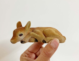 Klein geflockt vintage hertje. Retro bambi beeldje