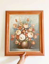 Romantisch bloemstilleven in houten lijst. Olieverf schilderij met rozen op doek