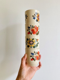 Set vintage Emsa bekers met bloemen. Retro campingservies - mokken