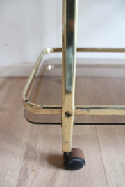 Gouden vintage trolley / bijzettafel met rookglazen bladen. Vintage sidetable