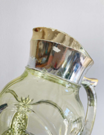 Glazen vintage karaf met ananassen. Antieke schenkkan / waterkan van geel glas