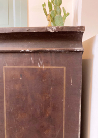 Antieke kluis zonder sleutel. Zware vintage brandkast, ijzer