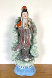 Groot Chinese porseleinen polychrome Guanyin. Vintage Kwan Yin beeld