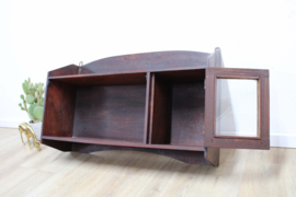 Vintage kast voor aan de muur. Antiek look houten wandkastje.