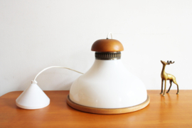 Witte vintage hanglamp met houten details. Steinhauer? Retro lamp