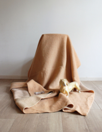 Zalmrozige  / beige wollen vintage deken. Retro sprei, 170 x 204 cm.