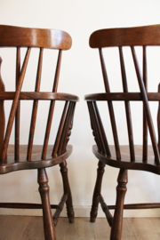 Set antieke houten Windsor stoelen. 2 vintage spijlenstoelen met armleuning