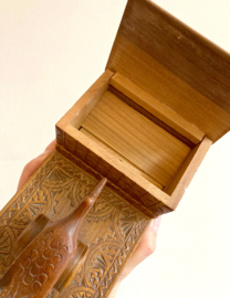 Houten vintage sigarettendoos met vogel.  Handgesneden doosje met mechanische vogel
