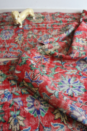 Oosterse rode vintage loper. Lang Boho tapijt / vloerkleed met bloemen