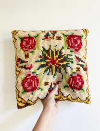 Vintage smyrna kussen met rozen. Handgemaakt retro bloemen kussentje