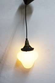 Antiek opaline hanglampje. Art Deco vintage lamp van wit glas